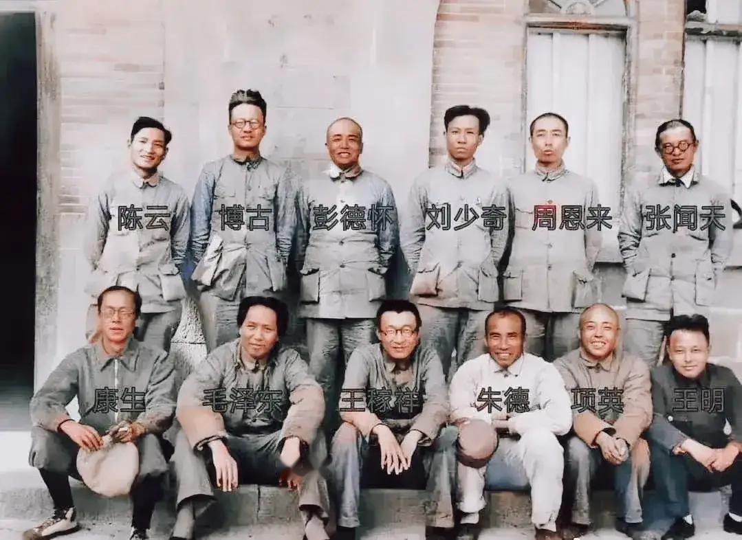 1938年，毛主席坐在他的右侧，朱德老总在他的左侧。这是一张六届六中全会主席