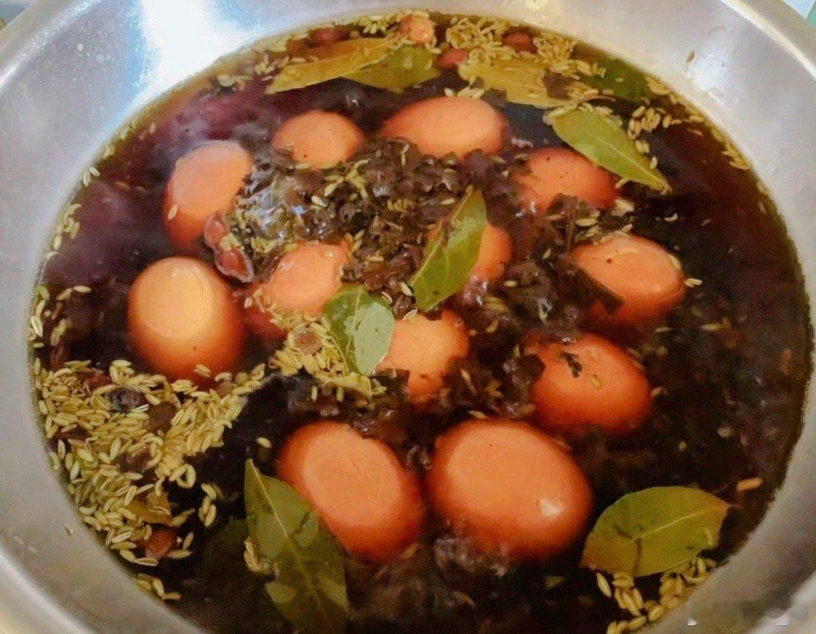 话说好久没吃茶叶蛋了，自己做也很简单，茶叶选择云南的大叶种红茶，八角、桂皮、香叶、小茴香，先把这些卤