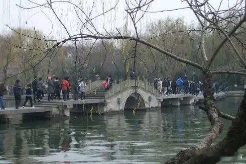 在西湖旅拍成为杭州旅游标配把这种传统文化融入到旅拍当中，确实是有一种不一样的感觉