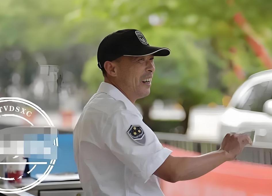 2018年，南昌万科四季花城小区的保安潘有刚，因为值班时天寒喝了几口酒暖身子，被