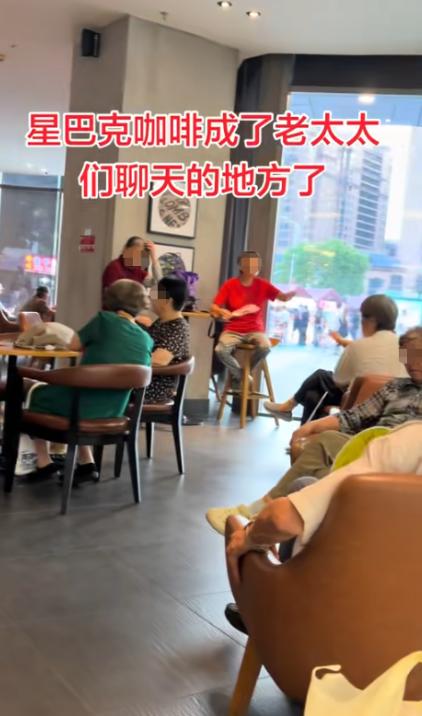 劝了不听，骂也不走，最后常州一家星巴克店员把空调关了，谁也别凉快！结果，大热天老