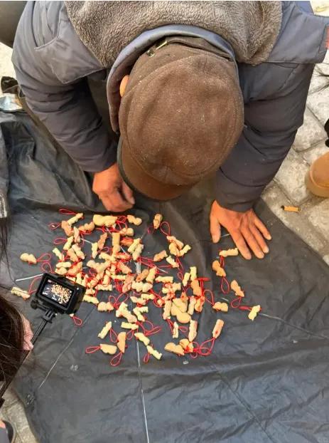 零下十几度的什刹海，年轻人宁愿排队三小时也要抢购的，竟是大爷手中那些“四不像”的