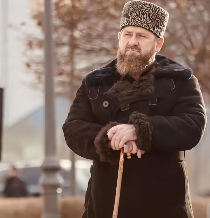 卡德罗夫才49岁，就老成这样了，走路估计都不能正常走路了，开始用拐棍了。其实他很