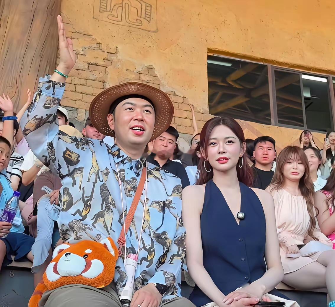 沈梦辰以前明明是黑皮，可你看她坐在杜海涛身边，简直白到发光