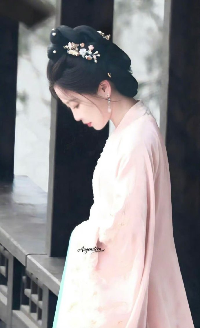 从甜妹到主母的进阶之路，被虞书欣用一套粉色古装打通了！明明是最娇俏的颜色，却被她