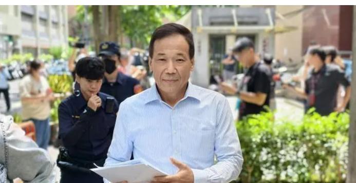 1句蓝白合惹怒陈佩琪呛”再告一次“　钟小平：尊重她柯文哲自诉妨害名誉，台北市议