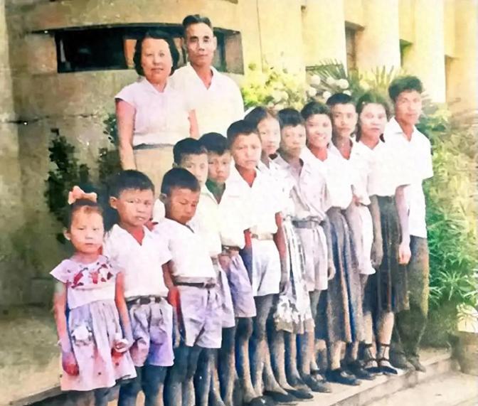 1961年，开国中将吴信泉与他的妻子和12个孩子，一起拍下了这张全家福，吴将军一