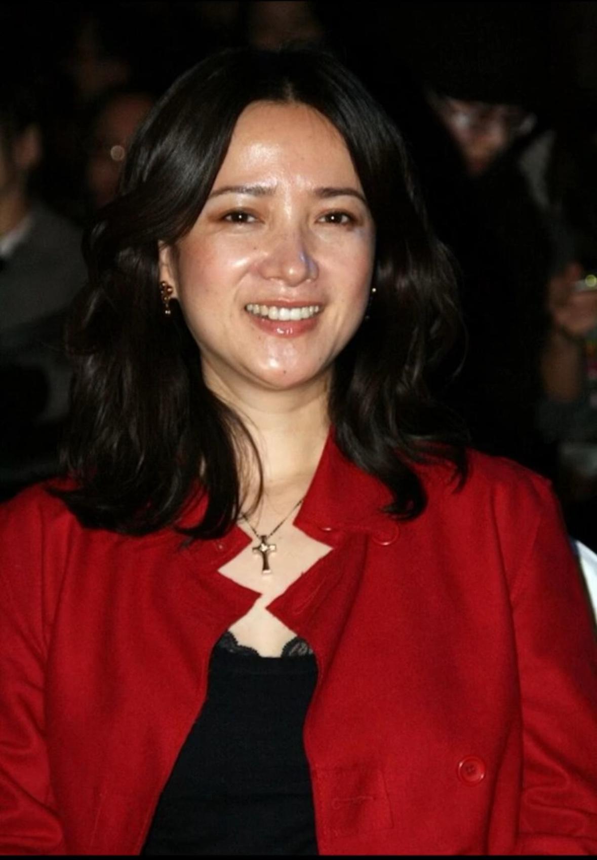 我一个阿姨在14年的时候见过何晴，她跟我说，不要被电视上的角色带偏了，现实里