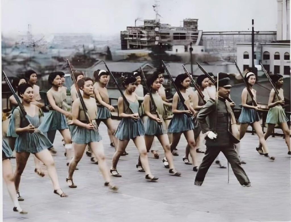 1942年，东京。即将奔赴中国的女高中生，正在接受战争操练。稚嫩的面孔，却背