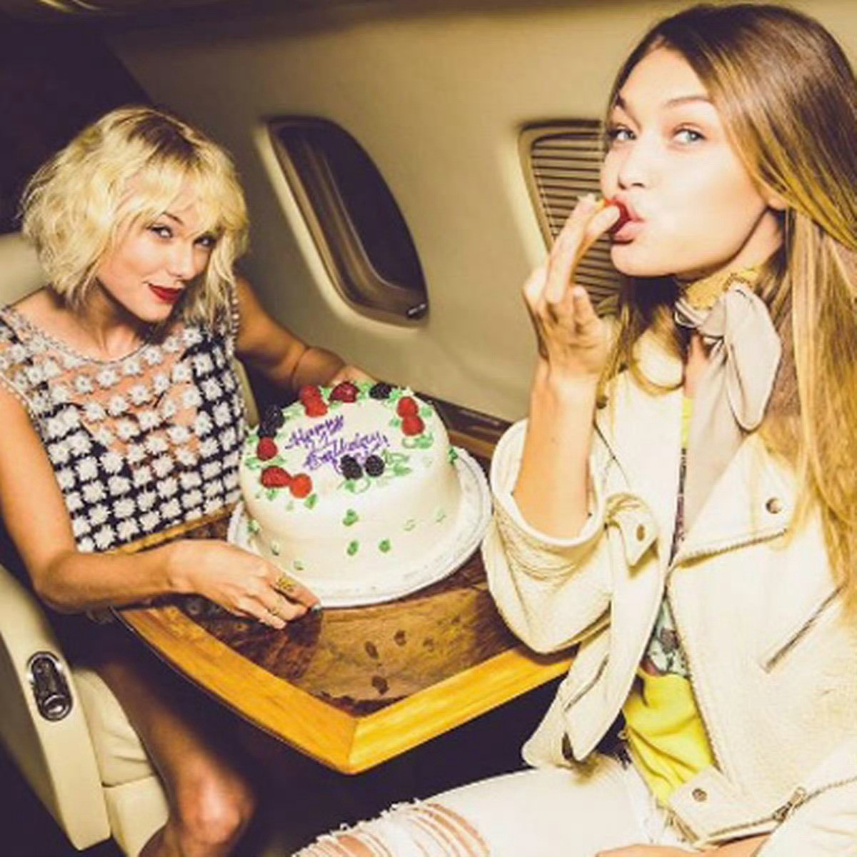 TaylorSwift最新街拍身着的上衣来自好姐妹GigiHadid的羊绒品