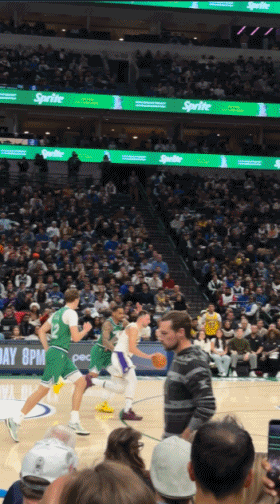 习惯了！东契奇走向独行侠球员通道~[捂脸哭]半场结束后，东契奇直接低头往前走，