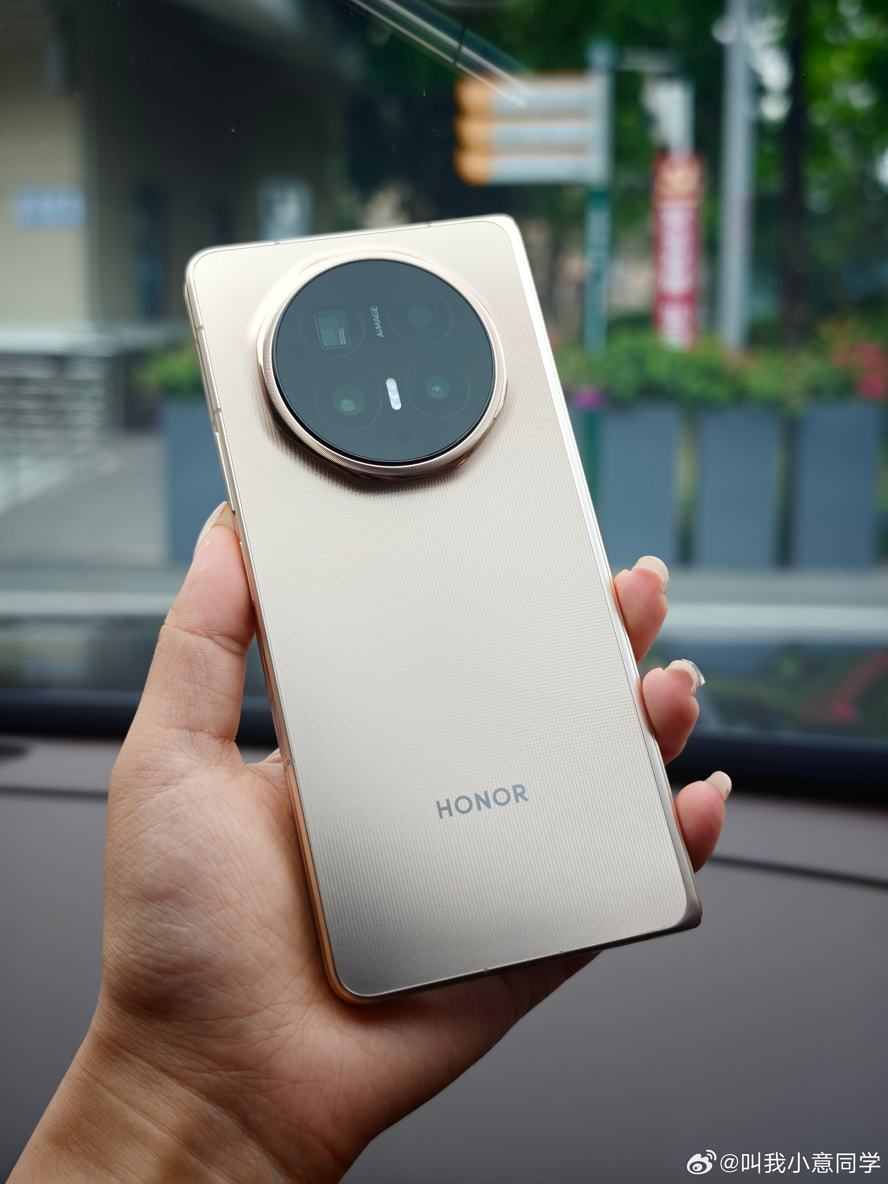 折叠屏哪些升级感知最明显那必须是轻薄啊！以前折叠屏要么为了塞大镜头、大电池，搞