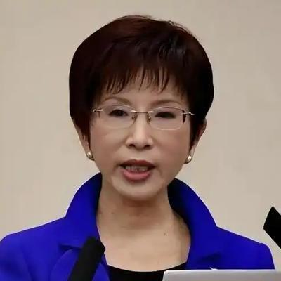 洪秀柱这次是真豁出去了77岁高龄，本可安享晚年，却在国民党大会上，当着郑丽文、韩