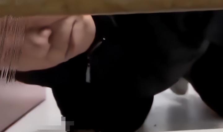 “想想都吓人！”福建35岁男子晚上遛弯时，见一名穿裙子的年轻女子进了厕所，就起了