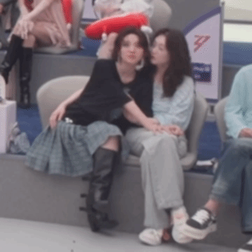 张若昀在家都很少看到唐艺昕这么娇羞的样子吧？感觉唐艺昕和李小冉就是两个傻白甜，她