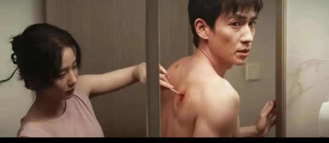 看朱一龙演戏得备救心丸。他在《惊蛰无声》里把一个双面特工演成了你的心电图。你