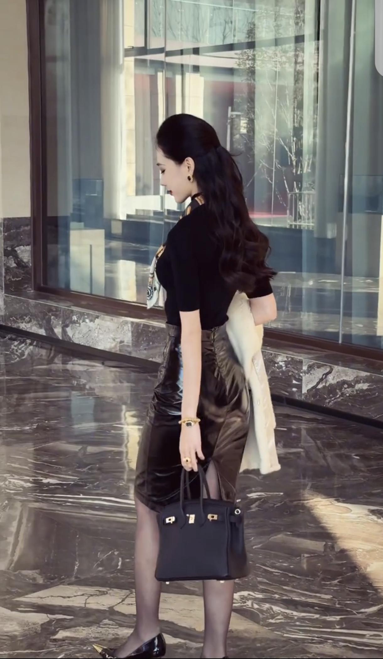 街头气质黑丝皮裙小阿姨，这个背影，真有韵味！