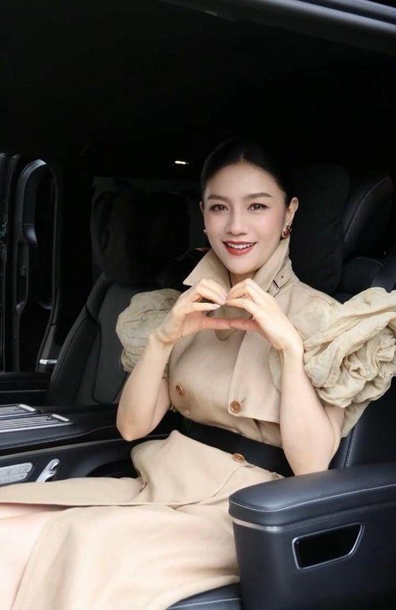 胡可现身米兰时装周，年过半百的她依旧明媚动人，这状态也太好了吧？确定50岁？