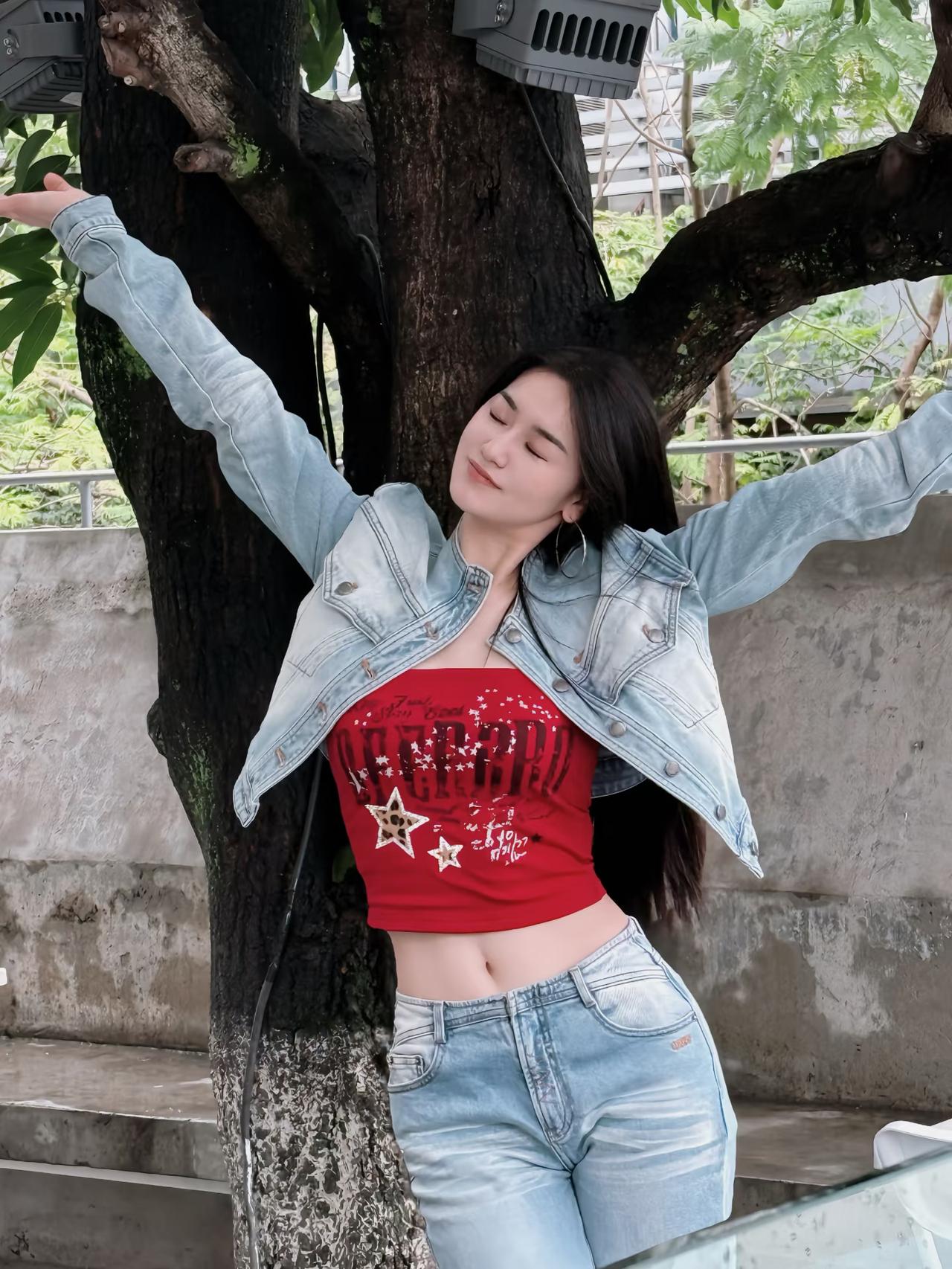 美女的美丽瞬间分享这样活力满满的女生，应该没有人会不喜欢吧？