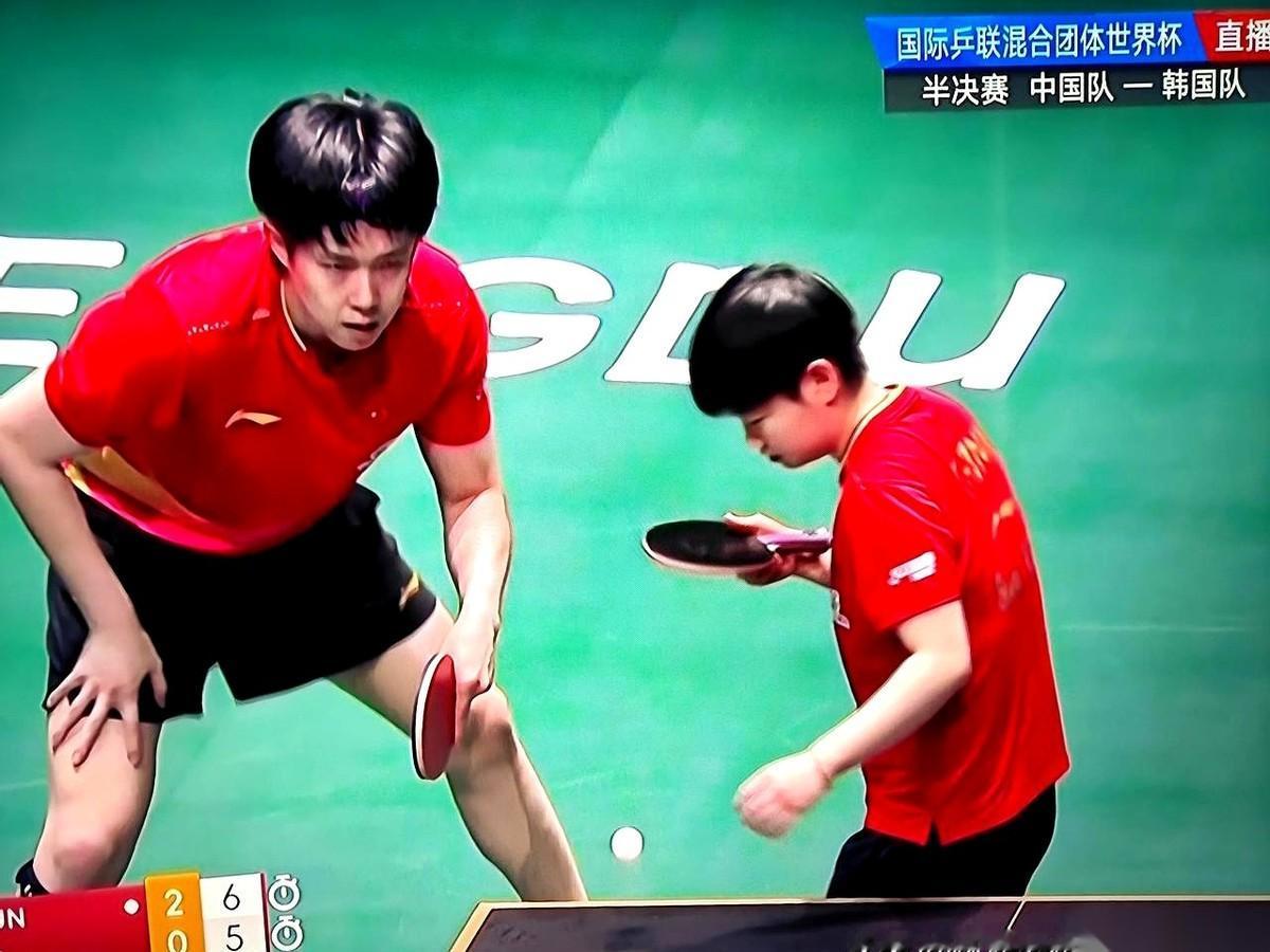 李晓霞在解说台上来了句：“到今天，一场排兵布阵都没猜对过。”我一下就乐了。这