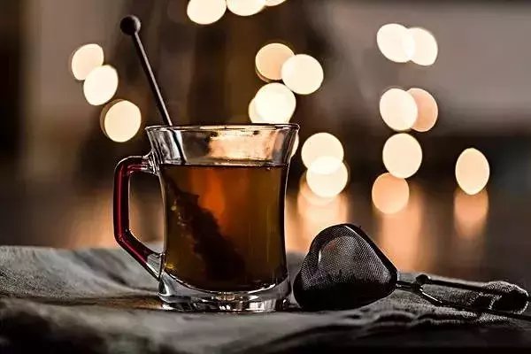 有的红茶冷后就浑浊了, 这是为什么?