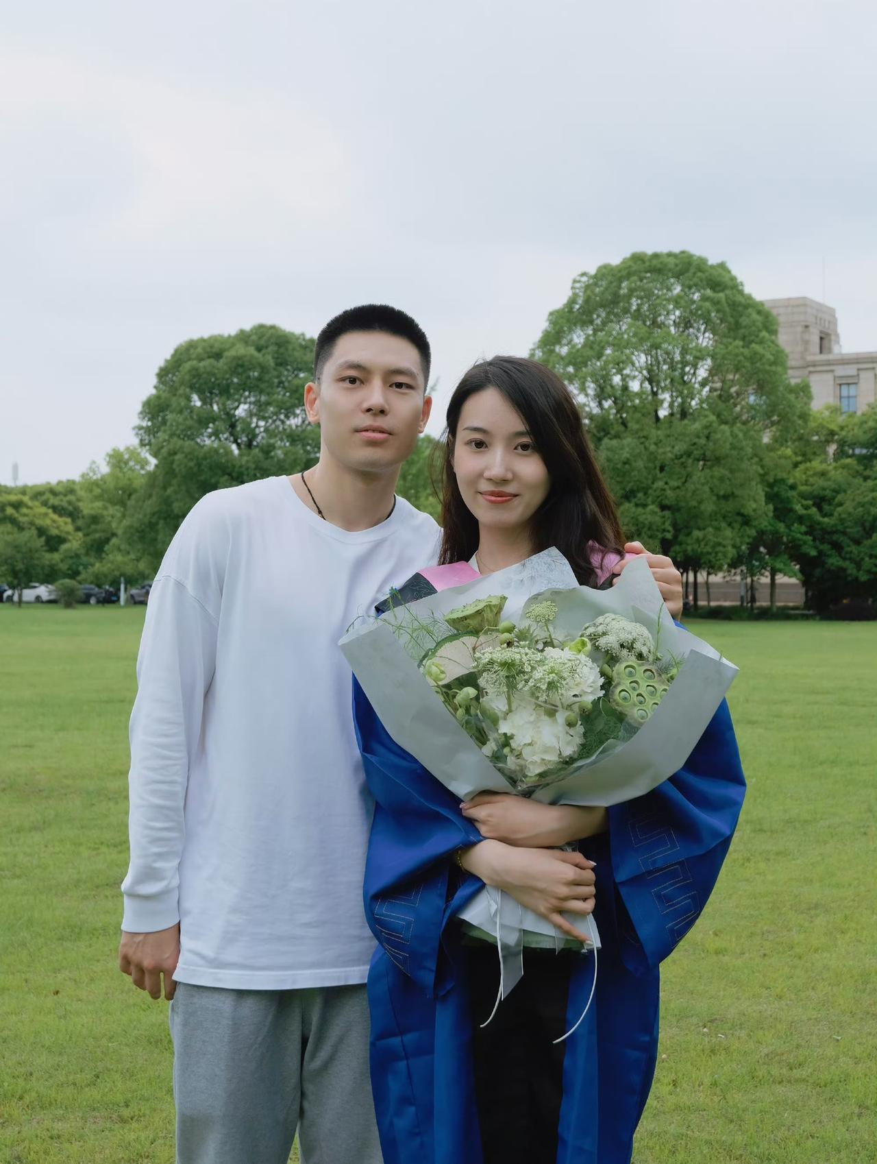 刚刚结婚的袁堂文在上海久事男篮揭幕战取胜后发喜糖，和妻子历经十年校园恋情，这真是