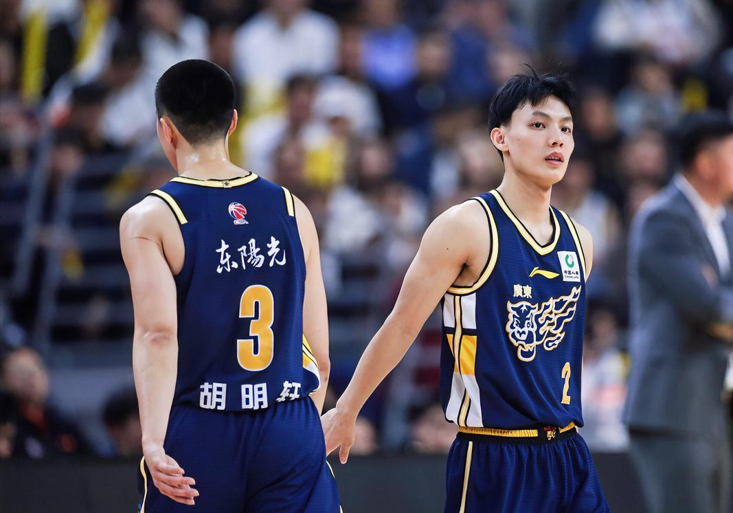 徐杰：CBA全明星票王、CBA全明星MVP，被一年级新秀打爆啦？？？胡明轩：C