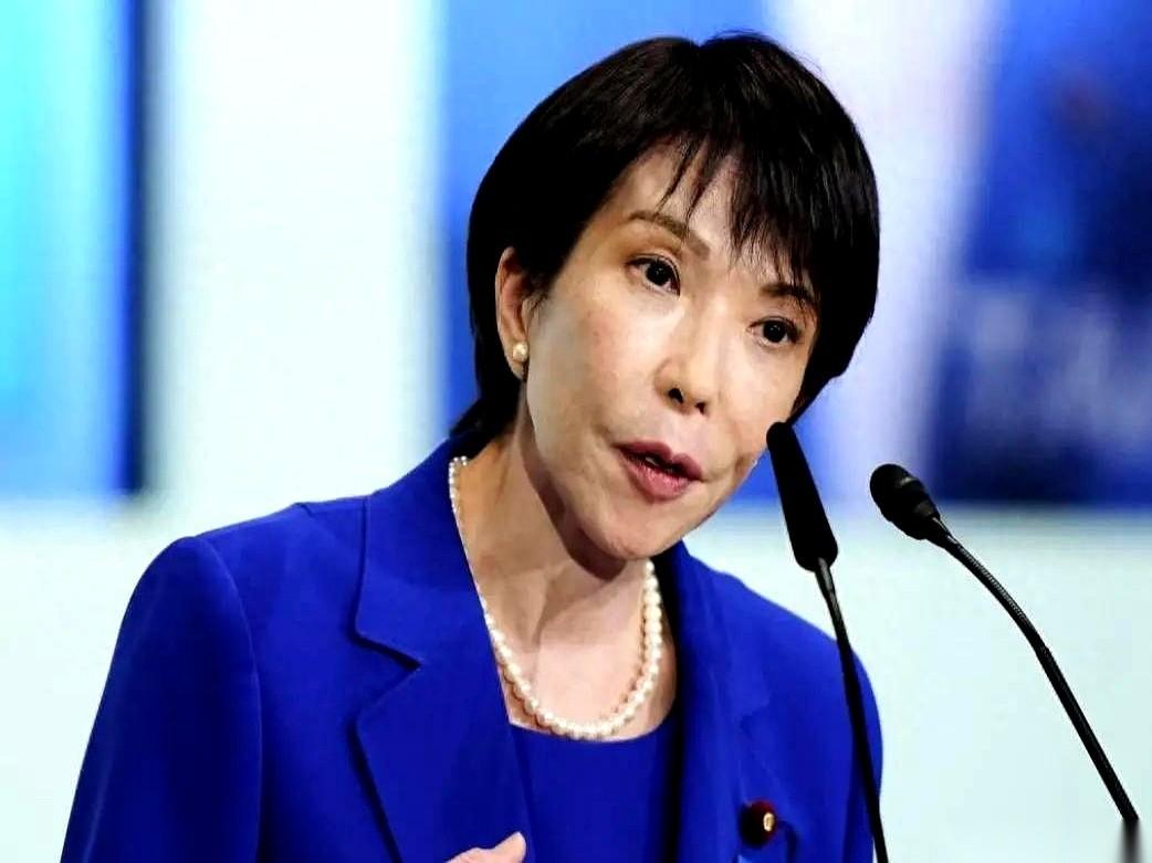 白宫自己放出的视频里，日本政客高市早苗，上演了教科书级别的一幕。长廊里，灯光打