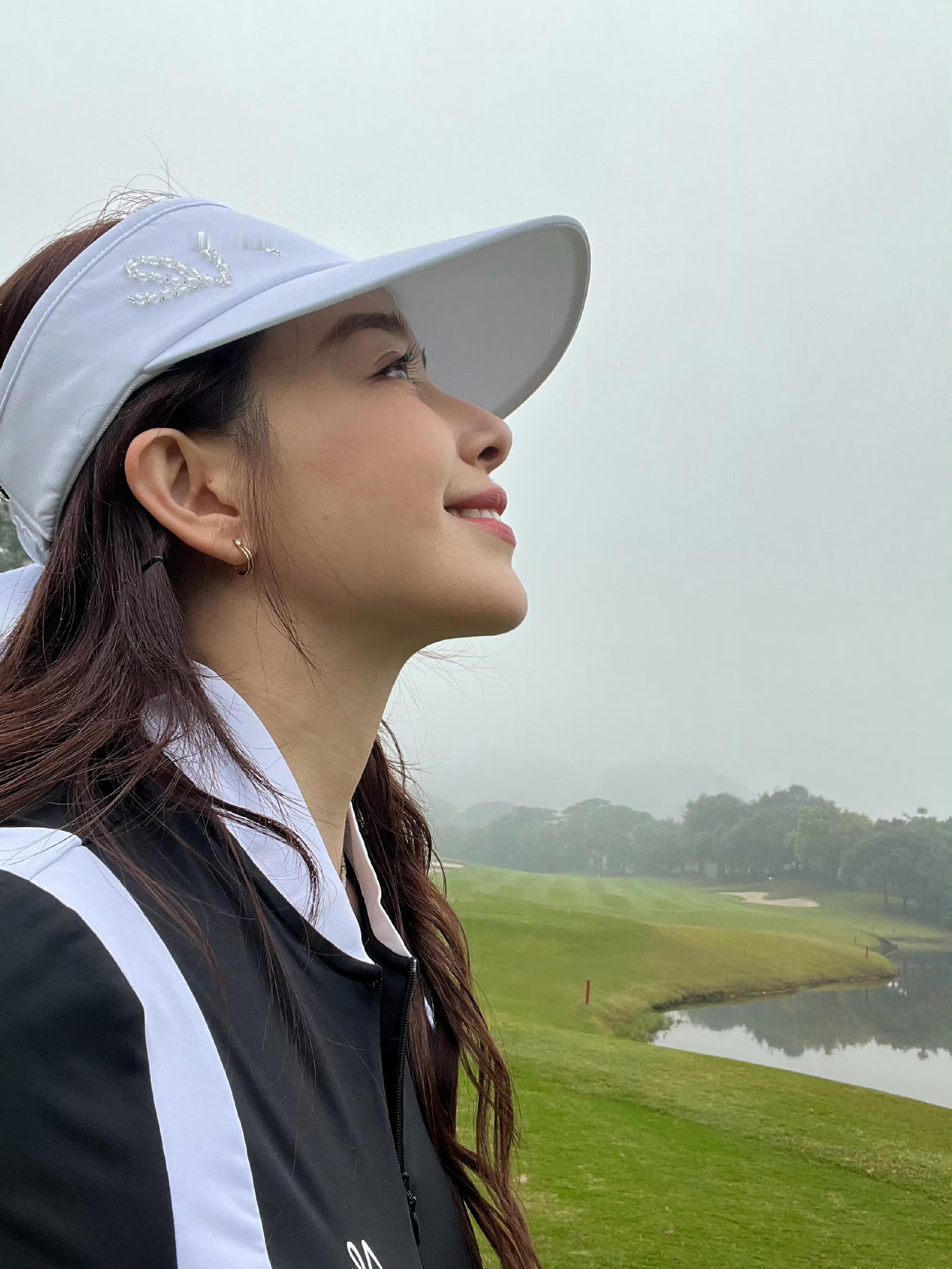 侧颜如画清子的温柔在时光中静静绽放。阚清子侧颜