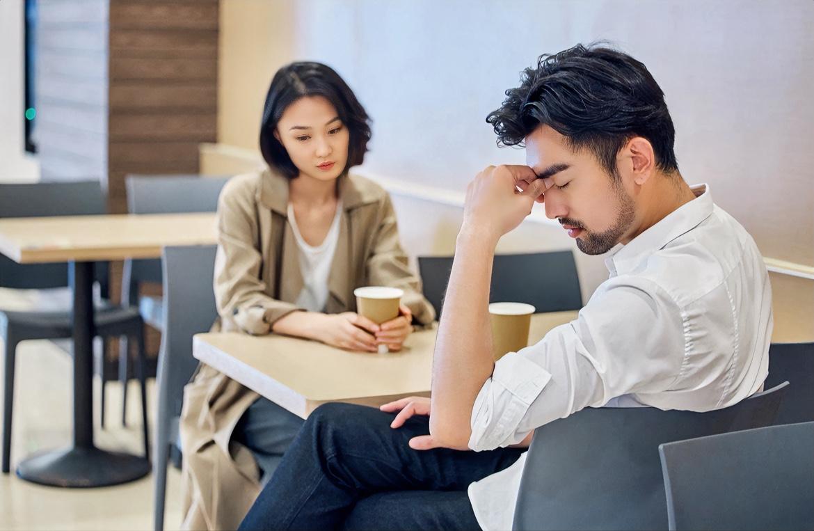 我特别佩服那些在婚姻里显得特别倔的女人。我见过太多这样的“倔”女人：身边所有人都