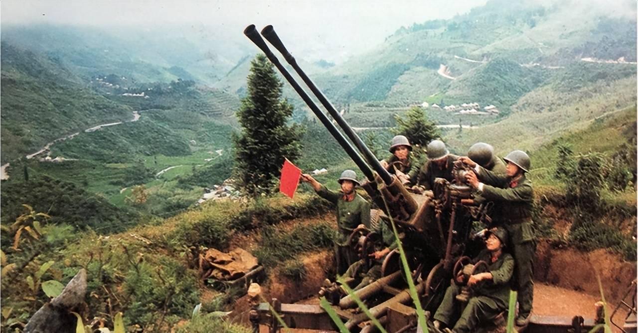 对越反击战尴尬场景：我军战士正洗澡，上游突然传来“缴枪不杀”。1979年，解放军