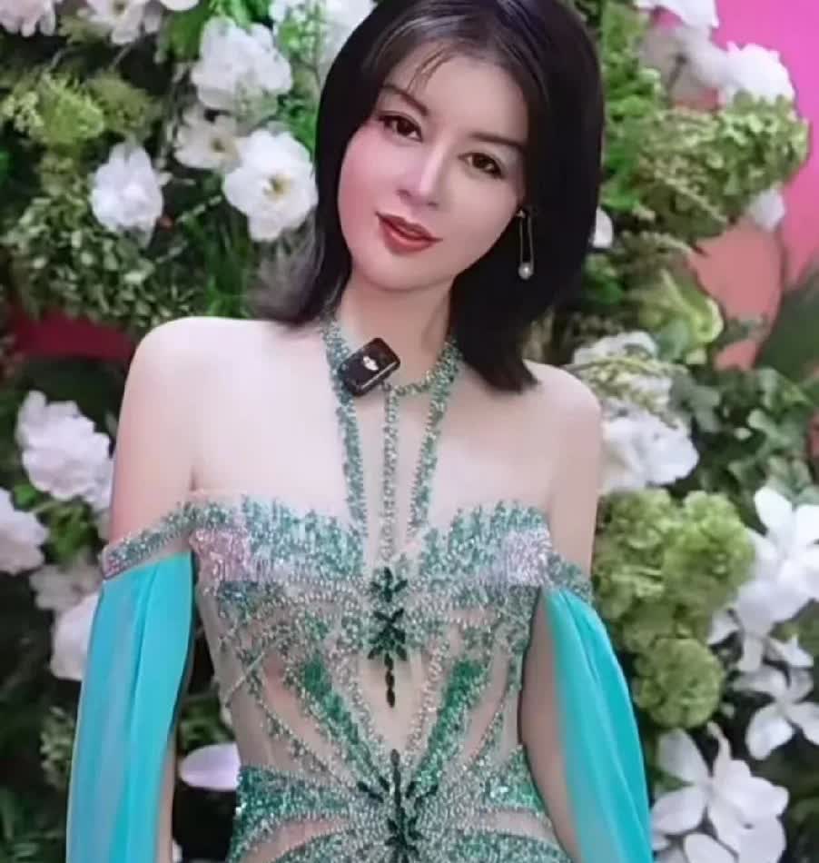 对于搞医美的于文红来说，年龄真的只是个数字！虽然已经55岁但是身材和外貌依然美艳