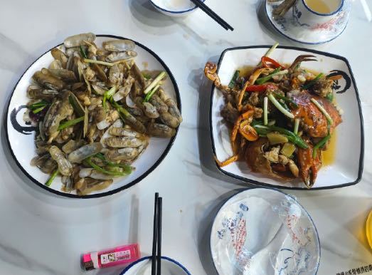 【#部门回应炒蛏子和螃蟹两个菜661元#：已联系双方协调处理】近日，#男子旅游点