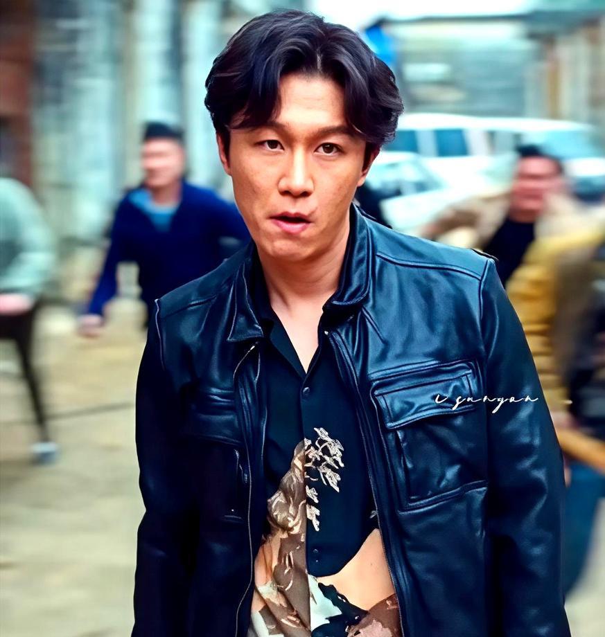 黄晓明公司艺人商业价值暴跌30%，新剧评分全扑街。不是他没钱，是他那套“人情资