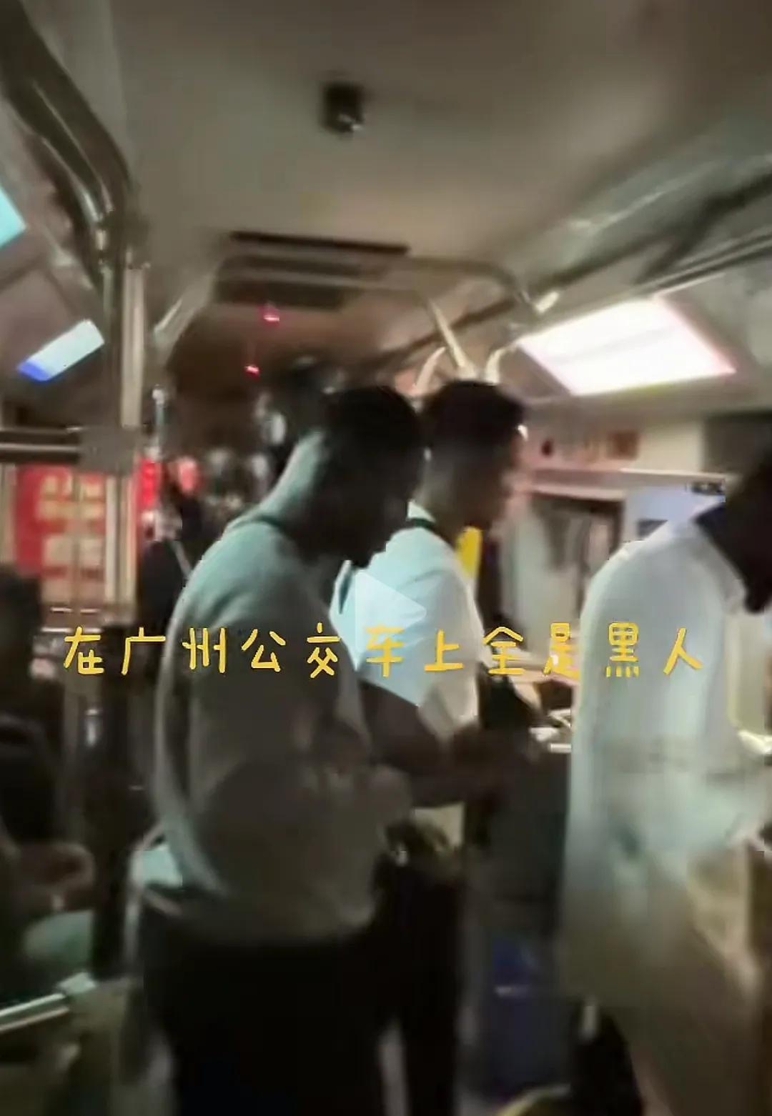 在广州公交车上看到这一幕，挺让人压抑的，身边一堆不同肤色的人总让我感觉不自在！