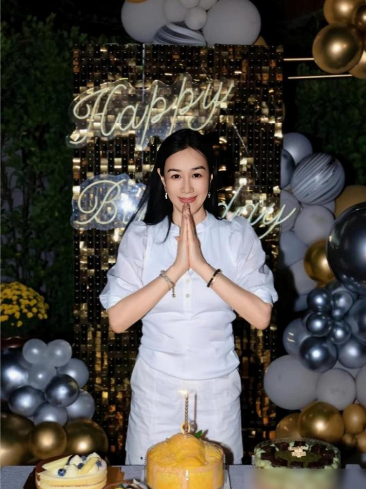 56岁，钟丽缇穿着居家服往张伦硕怀里一靠，评论区直接炸了。有人说像两代人，有人翻出她早年采访，发现这