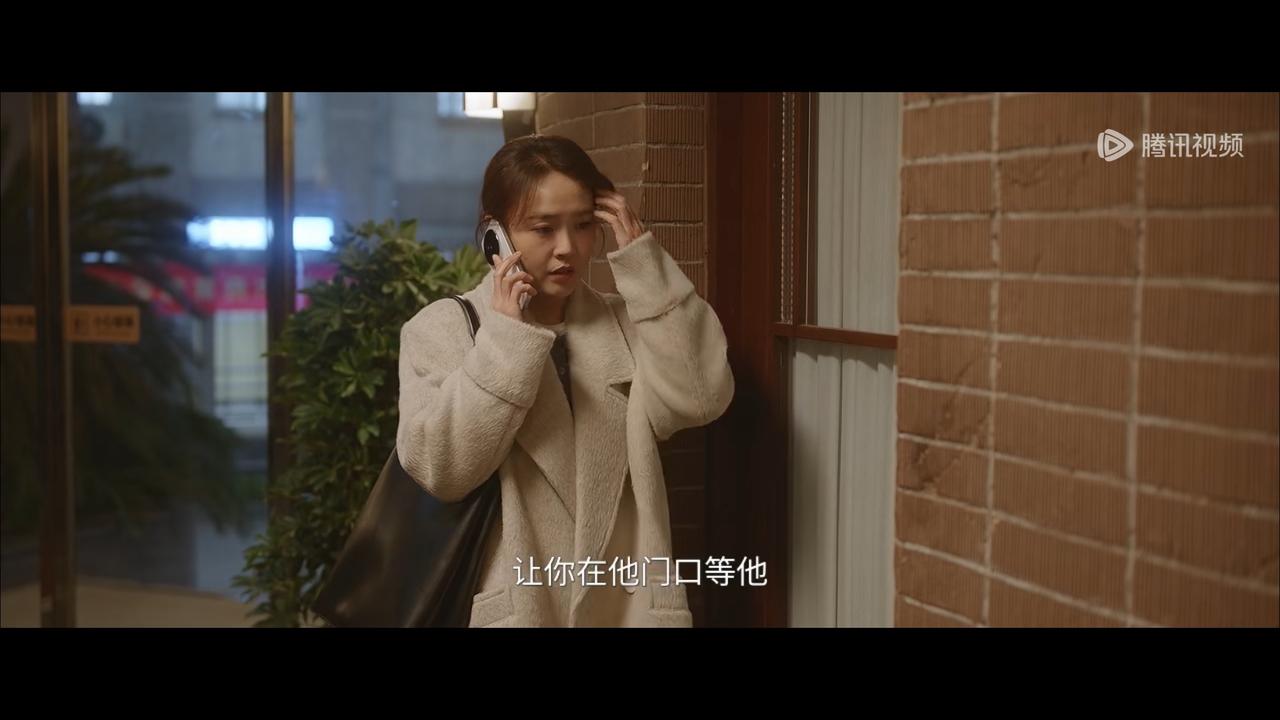 我们先别说这个东江市是不是冬天但看上去挺冷的，一个女人在医院里头呆了一晚上，那个