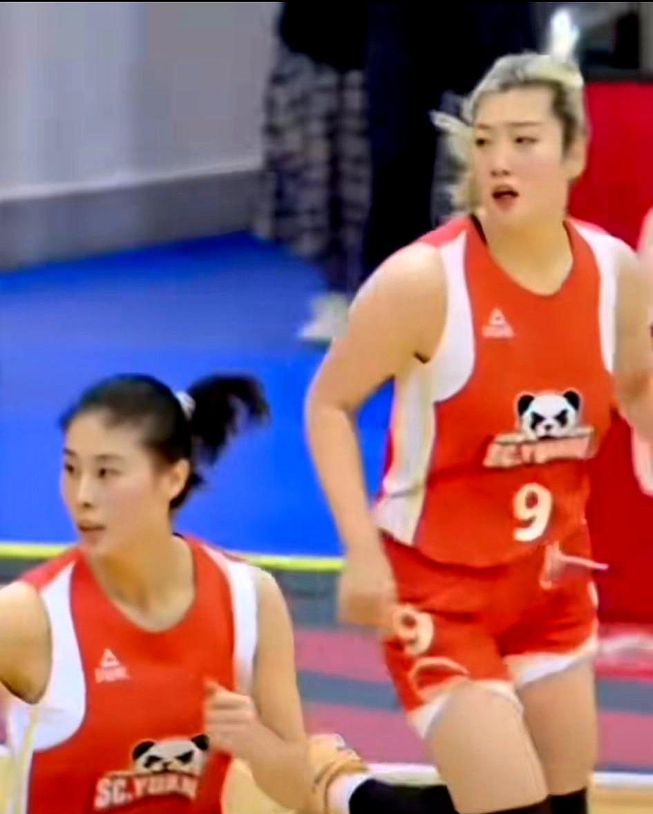 宫鲁鸣终于松口了，女篮最后的悬念，尘埃落定。之前都说韩旭、李月汝在海外回不来，