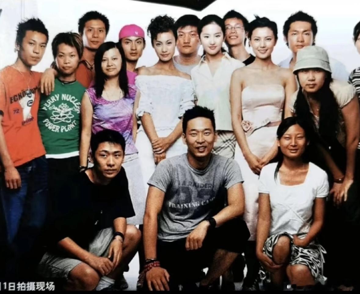 刘亦菲高圆圆杨雪早期杂志同框拍摄来自2003年，刘亦菲真的是与几位中花同期
