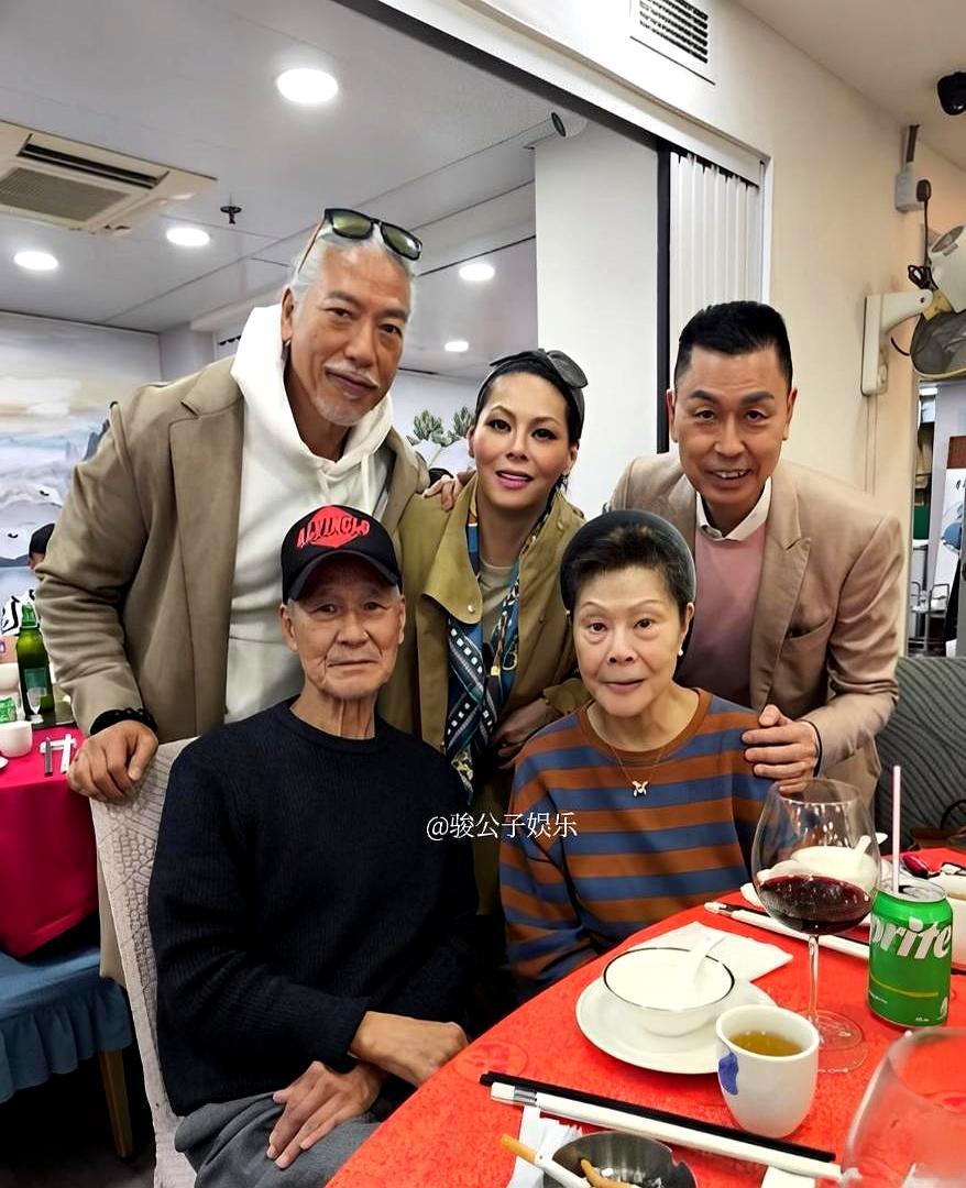 一掀桌子吓哭一代人的乌鸦哥，现在端着茶杯连大声说话都不敢了。你推开香港街头