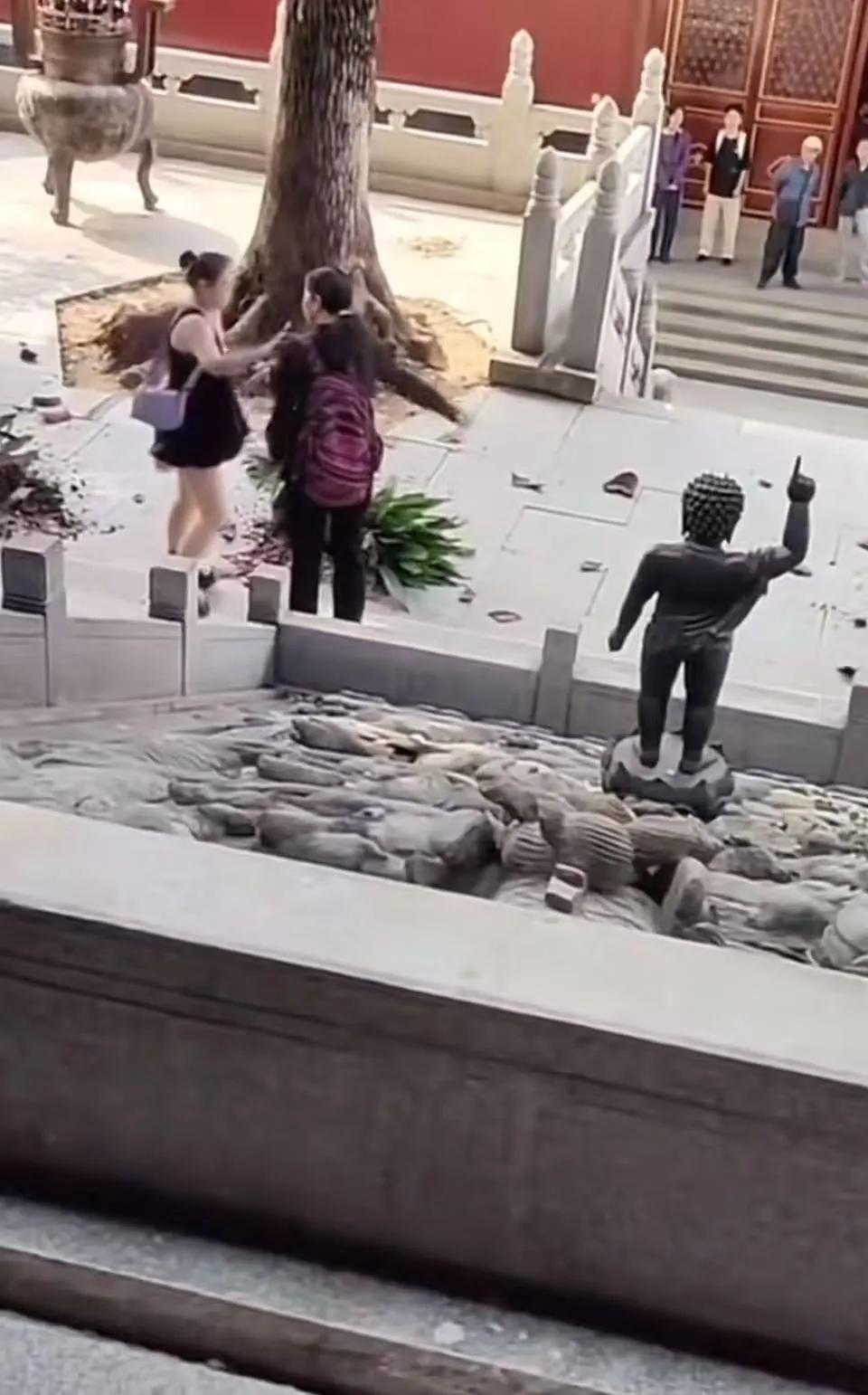 然而，更深层次的问题或许在于：这场“闹剧”折射出我们社会对于“外在表现”的敏感度
