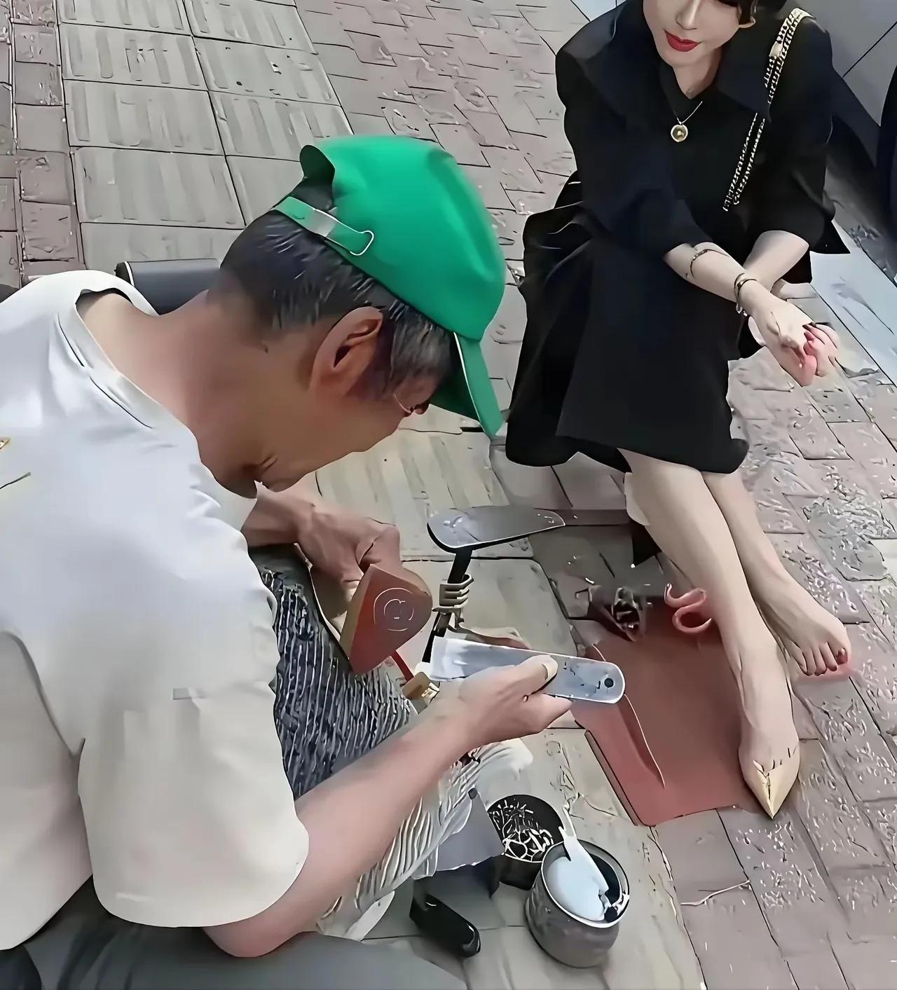 一个人保持良好的素质和生活习惯从一点一滴都能看出来，这位修鞋的女士坐姿多么优雅，