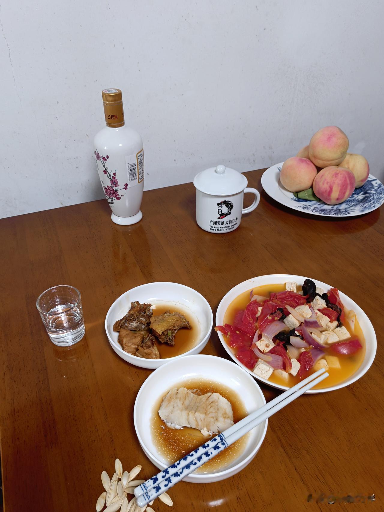 73岁单身老男人的午饭，昨天剩下的四块红烧鸡块，清蒸一块鳕鱼，一盘老鸡汤炖西红柿