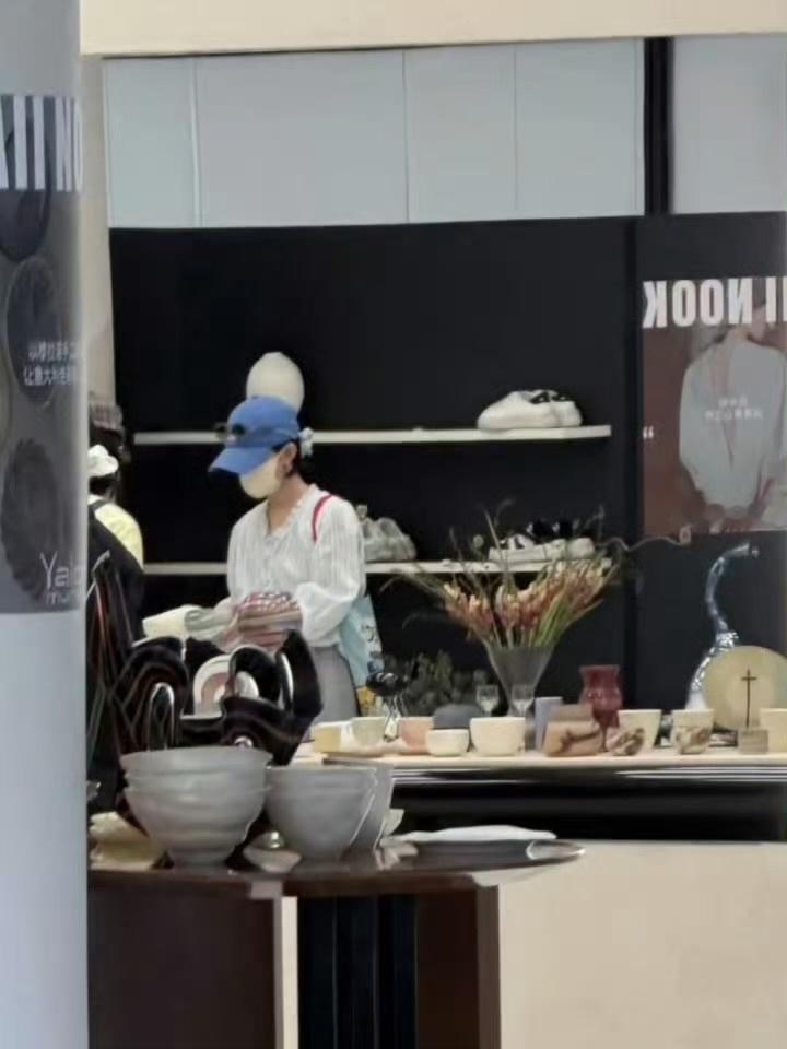 这种路透好有生活气息吧全上海都在偶遇赵丽颖