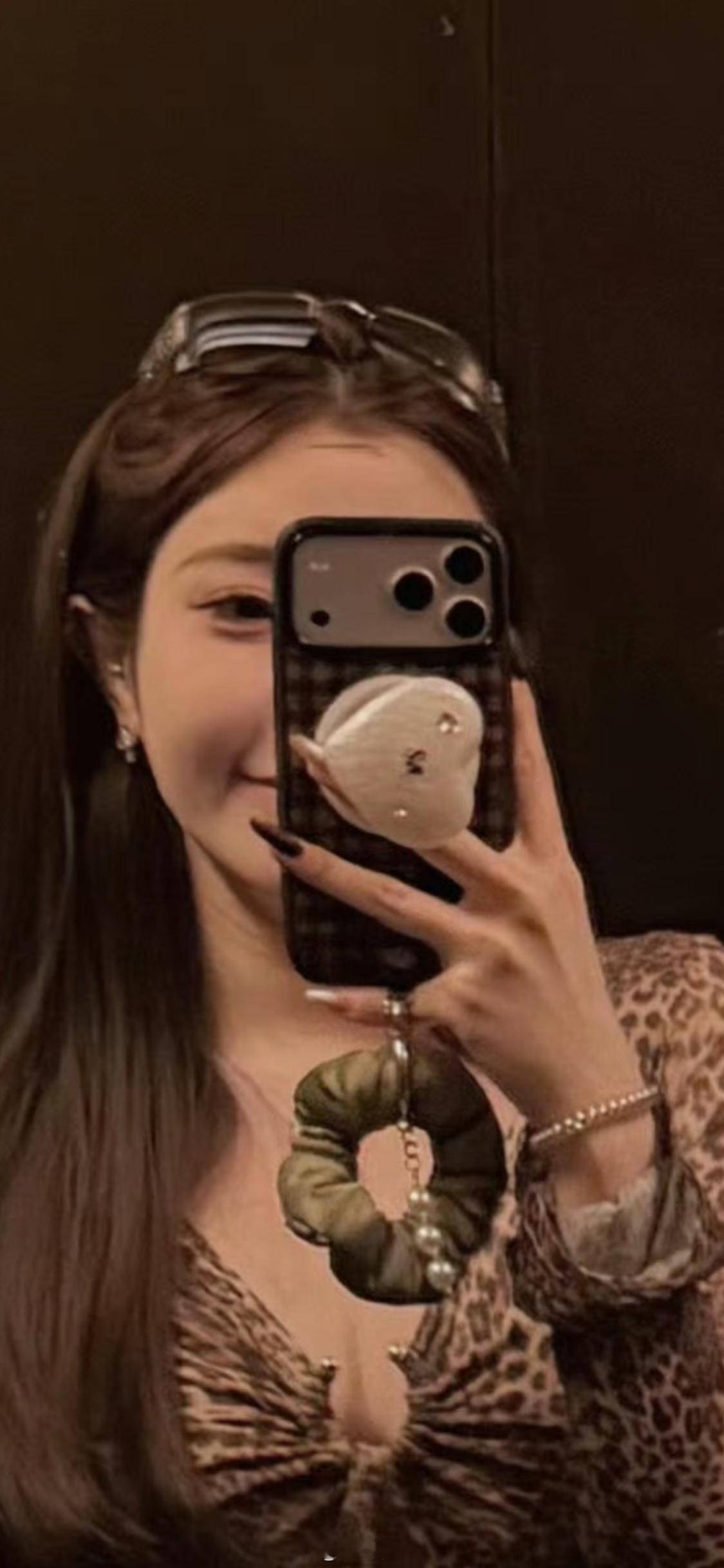 刷到一个好看的小姐姐，她手上的iPhone17ProMax手机壳真好看！