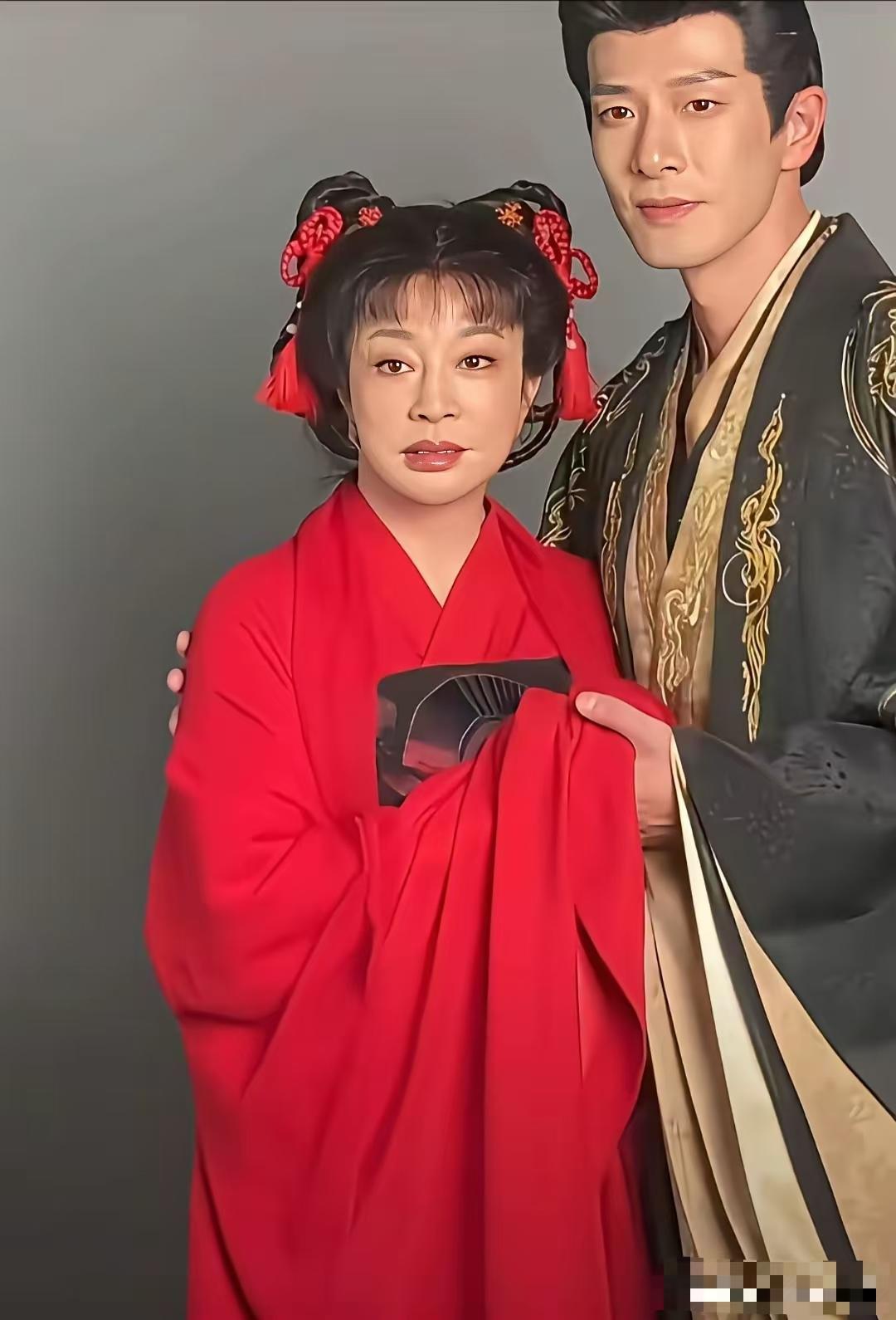 看看刘晓庆75岁扮演18岁少女的真实情况。别说宫女，就算嬷嬷也不应该找这么老的。