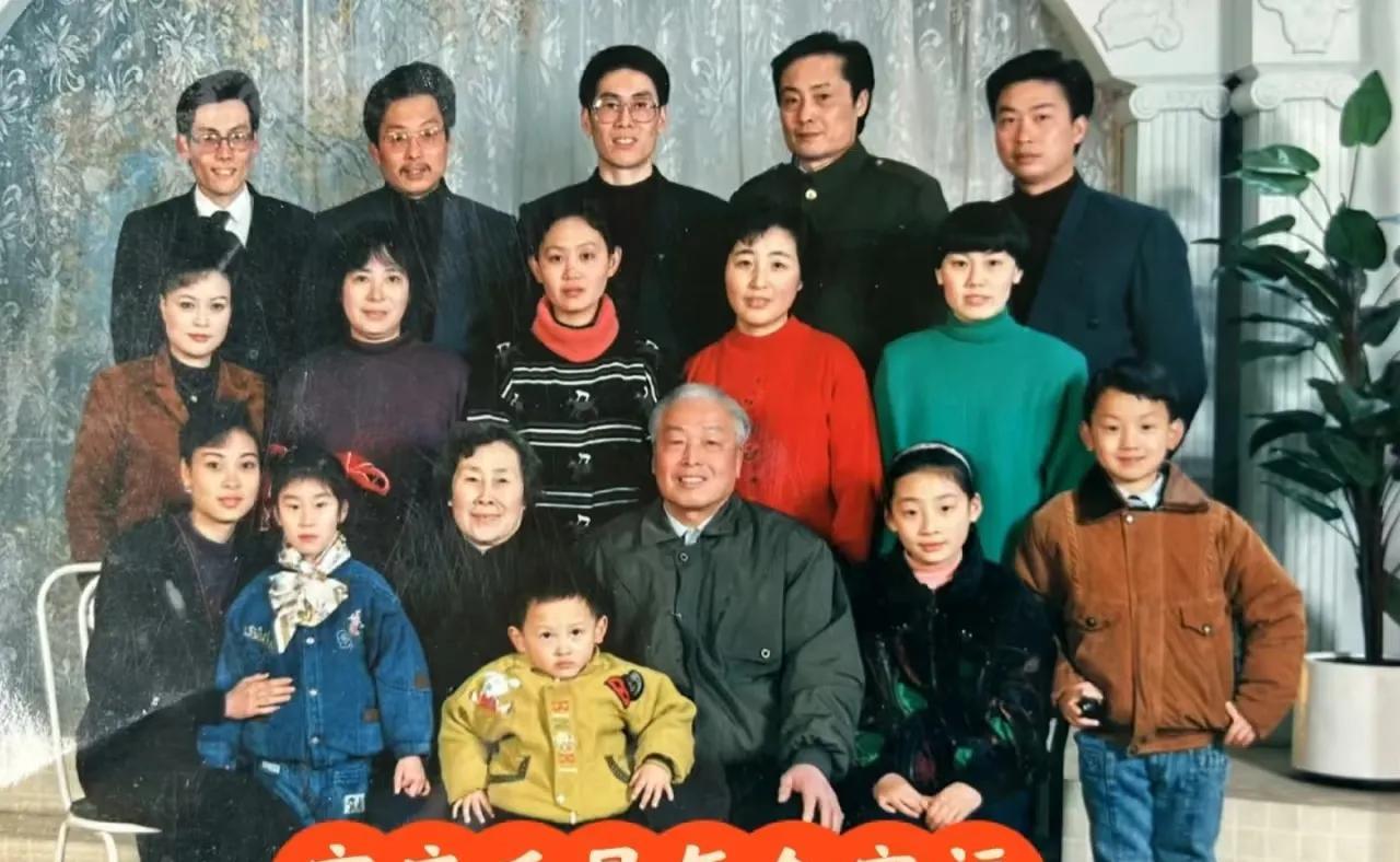 宗庆后是家里的长子，事业这么大成就，但在全家福合照中都站不了C位，不怪原配师幼珍