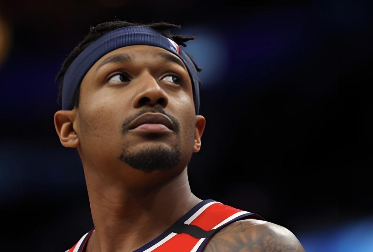 ESPN发布比尔加盟快船评级比尔与太阳达成买断协议，他度过澄清期后将以2年11