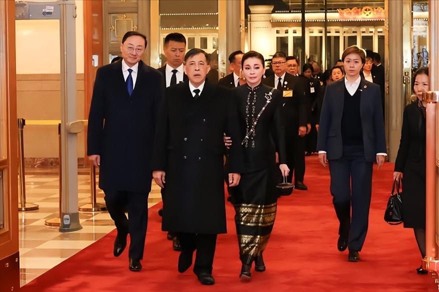 苏提达王后和老公参加国宴秀恩爱！11月14日，苏提达和老公参加国宴，让人惊喜的