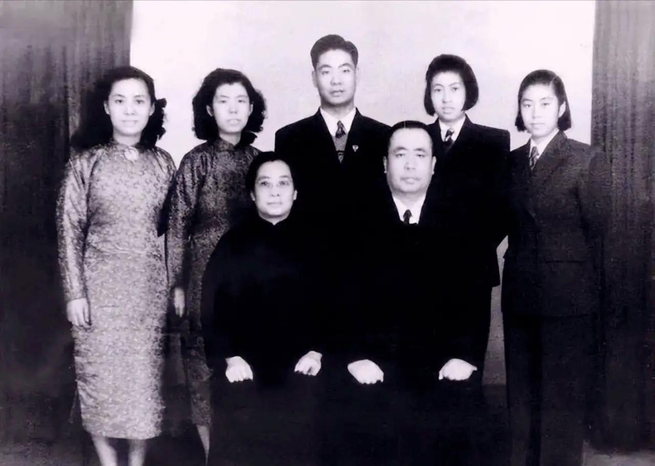 1950年夏，行刑后的马场町刑场，一具具遗体已经开始腐烂。2个青年偷偷过来，在尸